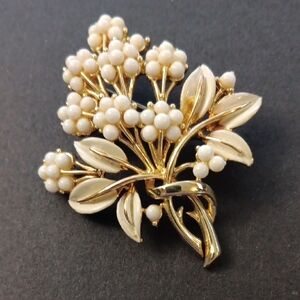 VTG Gorgeous Gold and Cream Floral Brooch